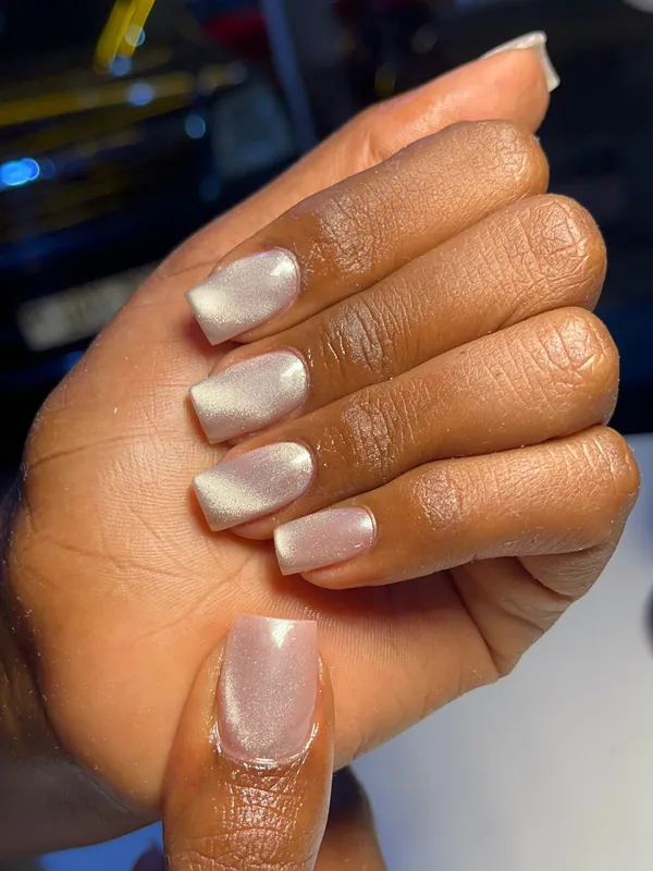 Chrome pearl nude short nails